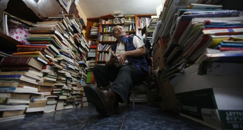 Colombiaanse vuilnisman spaart boeken en leent deze uit aan de armen