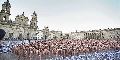 6000 Colombianen naakt voor fotograaf op Plaza Bolivar