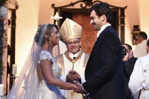 Dochter-president-Santos-stapt-in-het-huwelijksbootje