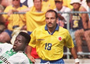 Oud-international Diego Osorio is gearresteerd op vliegveld El Dorado. Osorio speelde in het tijdperk van Asprilla, Rincon en Valderrama en nam deel aan het Olympisch voetbaltoernooi van ’92 in Barcelona. Daarnaast speelde hij op de edities van de Copa America van 1991 en 1993. Osorio werd vlak voor zijn vlucht naar Spanje in Bogotá opgepakt, hij had een kilo cocaïne op zak. De voormalig international, inmiddels 46 jaar, was vooral bekend als speler van Atletico Nacional. Hij had de kilo cocaïne verstopt in zijn onderbroek. Helaas voor hem werd hij opgepakt toen hij naar zijn woonplaats Madrid terug wilde keren. Dit was voor Osorio echter niet de eerste keer dat hij werd gepakt. In 2002 werd hij ook al eens opgepakt voor cocaïnesmokkel.